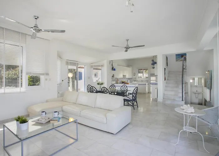 In With A Pool! Villa