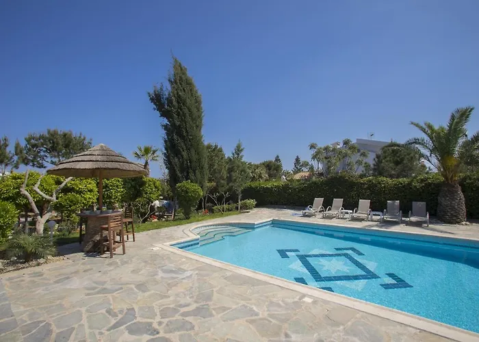 Villa In With A Pool!